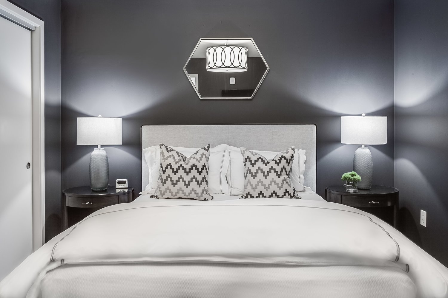 Large Le Noir Et Blanc Guest Bedroom