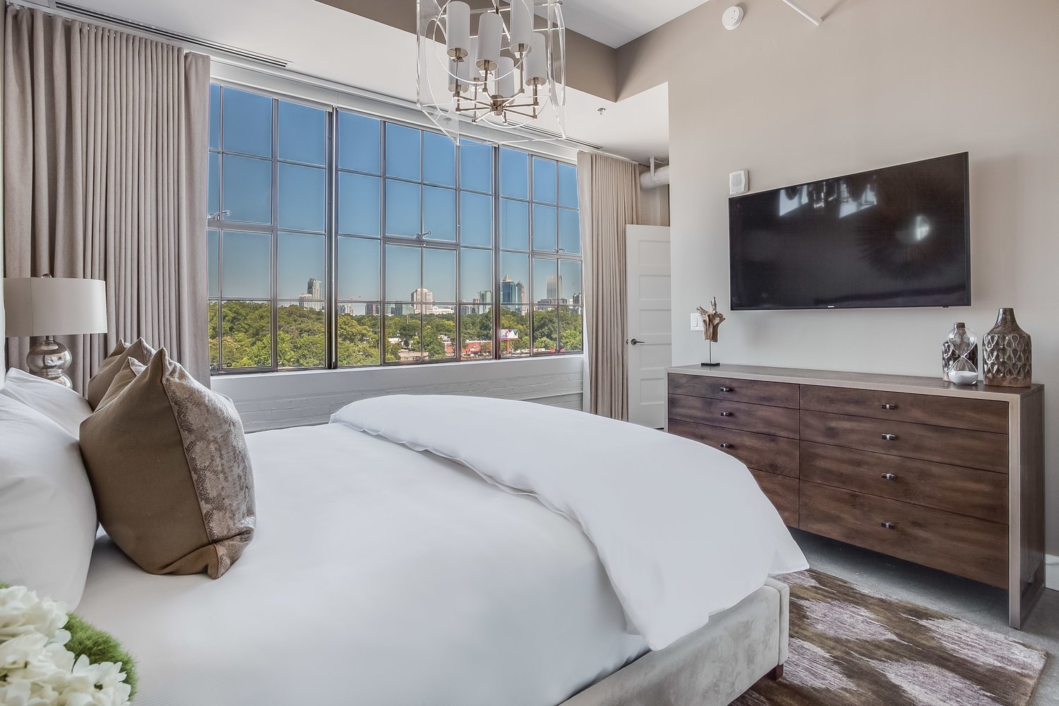 Large Master Bedroom with Greatview of City