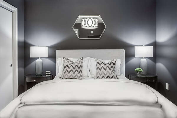 Large Le Noir Et Blanc Guest Bedroom