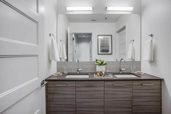 Beautiful Le Noir Et Blanc Guest Bathroom
