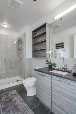 Le Noir Et Blanc Master Bathroom